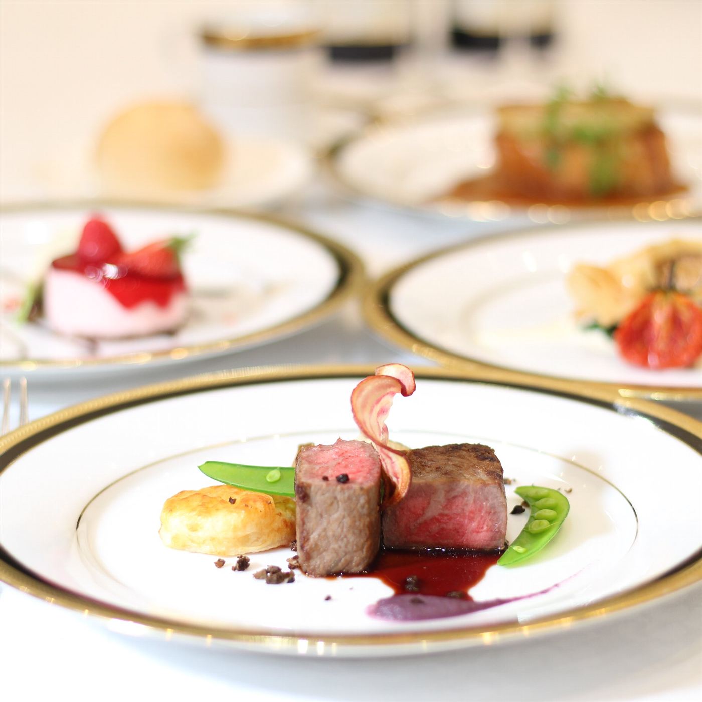 美しく盛り付けられたフランス料理